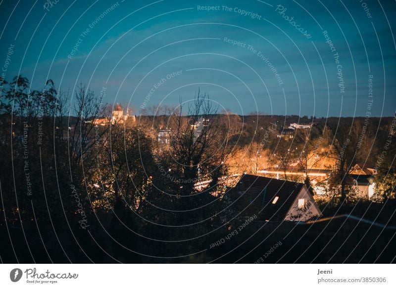 Lichter leuchten in der Abenddämmerung der Stadt Stadtzentrum blau blaue Stunde Dämmerung beleuchtet Straße Himmel Blauer Himmel Abendstimmung Abendlicht