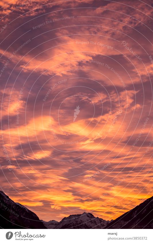 Apokalyptische Stimmung am Morgenhimmel über den Bergen Apokalypse Endzeitstimmung gruselig natürlich gigantisch leuchten Gipfel Berge u. Gebirge Alpen