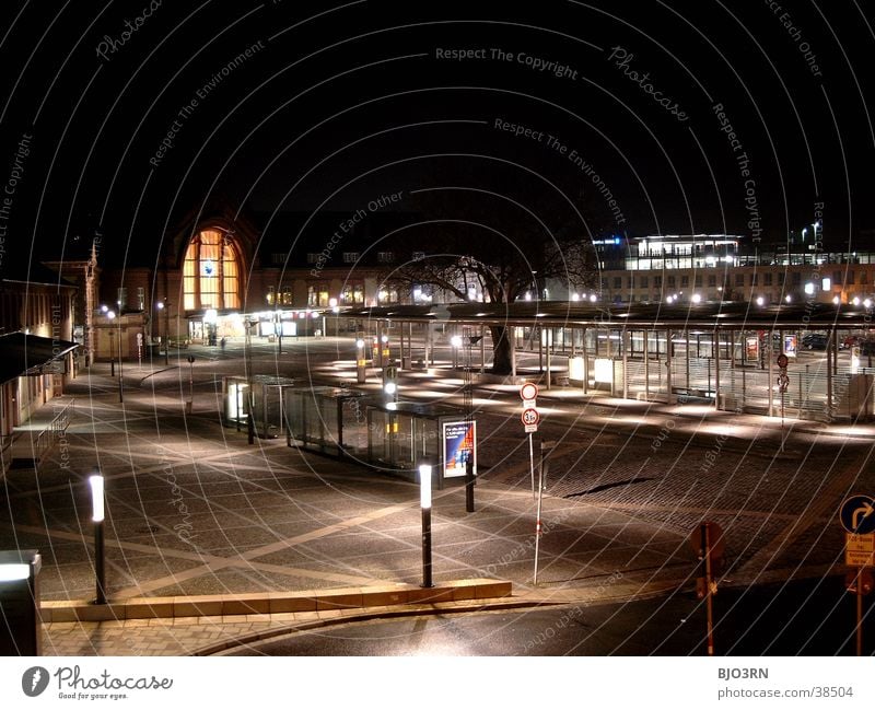 Bahnhofsvorplatz ’02 dunkel Panorama (Aussicht) Laterne Lampe Platz Nacht Architektur bahnhofsvorplatz hell Eisenbahn Station Straße groß