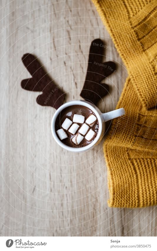 Eine Tasse heiße Schokolade mit Marshmellows und ein Rentiergeweih aus Filz Heiße Schokolade Marshmallows Kakao Humor Dessert lecker braun geschmackvoll