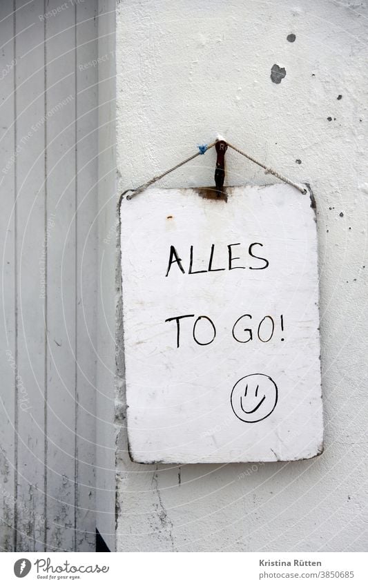 alles to go schild mit smiley zum mitnehmen take away unterwegs außer haus straßenverkauf lockdown kaffee speisen essen getränke gastronomie geschlossen