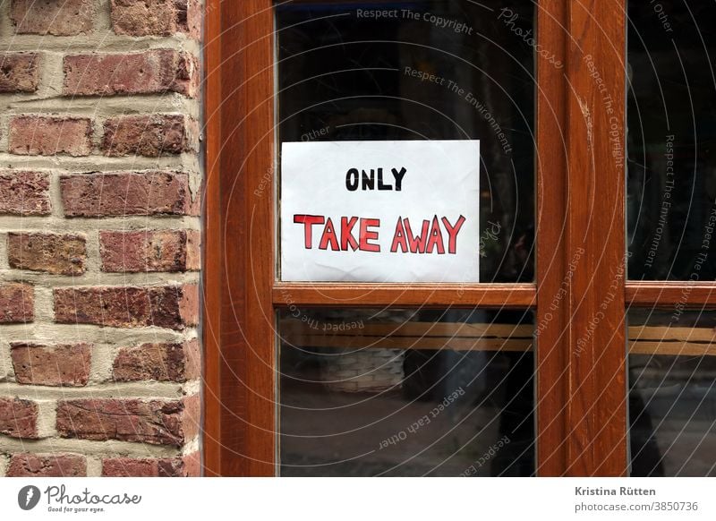 only take away zettel im fenster l corona thoughts nur to go zum mitnehmen unterwegs außer haus straßenverkauf lockdown speisen essen getränke angebot