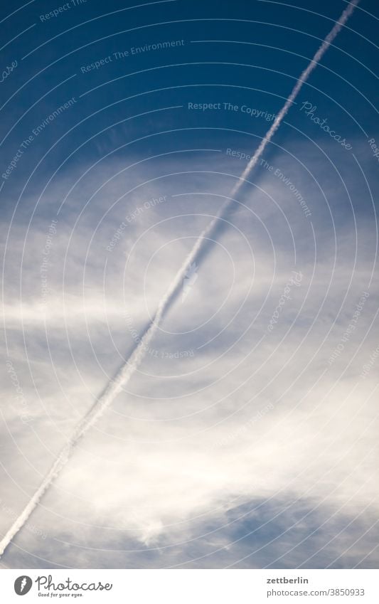 Kondensstreifen mit Schatten abend altocumulus chem trail chemical trail feierabend froschperspektive gewitter haufenwolke himmel hintergrund klima klimawandel