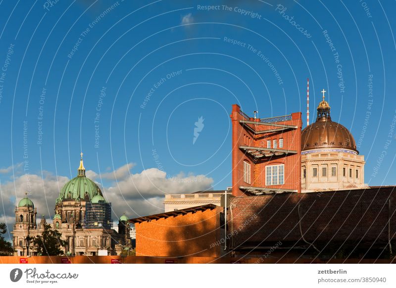 Berliner Dom, Bauakademie und Berliner Schloß (Humboldtforum) abend architektur bauakademie berlin büro city deutschland dämmerung froschperspektive hauptstadt