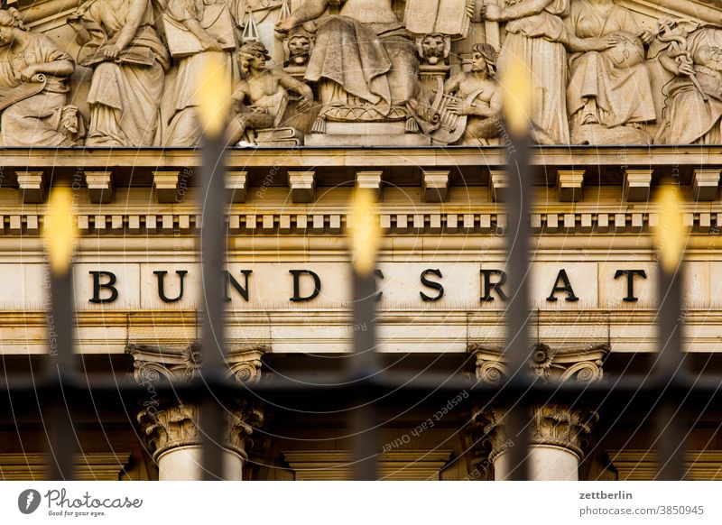 Bundesrat abend architektur berlin bundesrat büro city deutschland dämmerung froschperspektive hauptstadt haus himmel hochhaus innenstadt mitte modern neubau