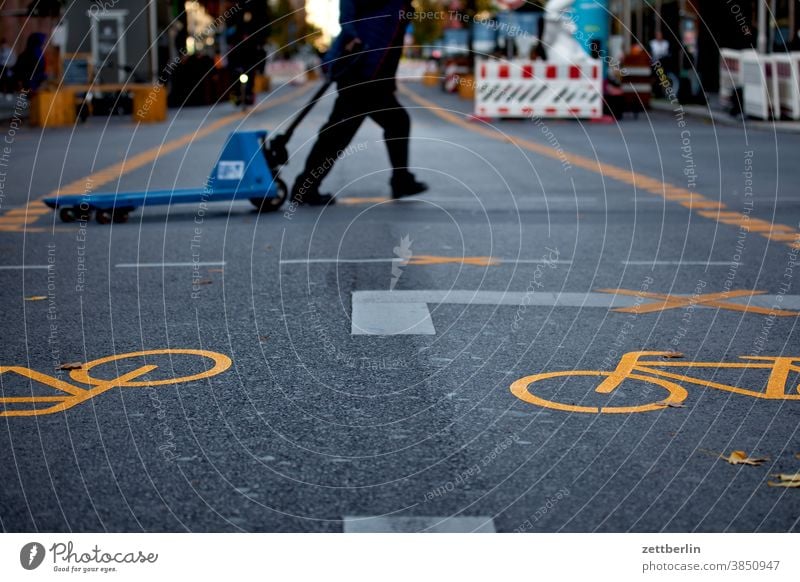 Warenanlieferung in der Fußgängerzone Friedrichstraße, Berlin asphalt ecke fahrbahnmarkierung fahrradweg hinweis kante kurve linie links navi navigation