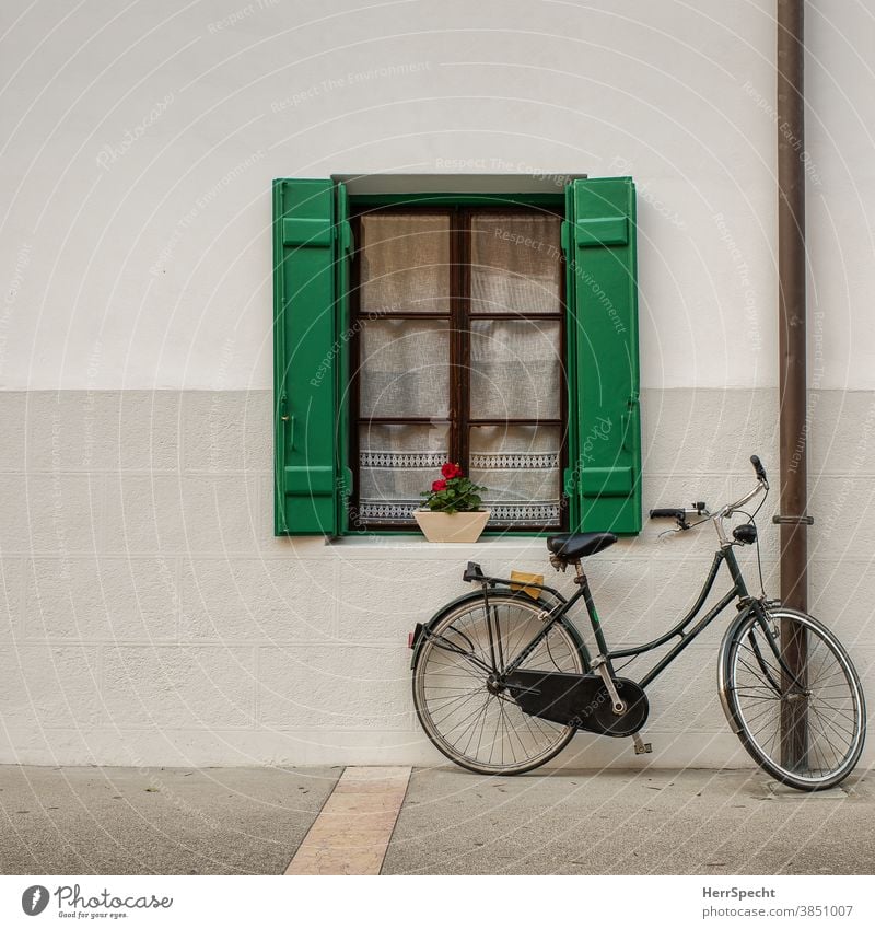 Fenster mit Fahrrad Wand Haus Mauer Außenaufnahme Menschenleer Gebäude parken Textfreiraum oben Textfreiraum unten Architektur Textfreiraum links alt