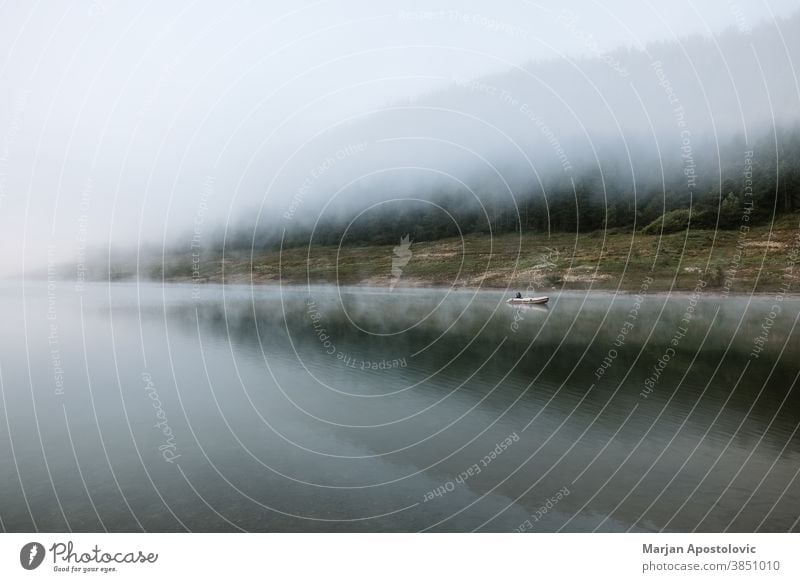 Nebliger Frühmorgen auf dem Bergsee Abenteuer Herbst schön Schönheit Wolken Landkreis Morgendämmerung entdecken früh Immergrün erkunden Nebel neblig Wald Dunst