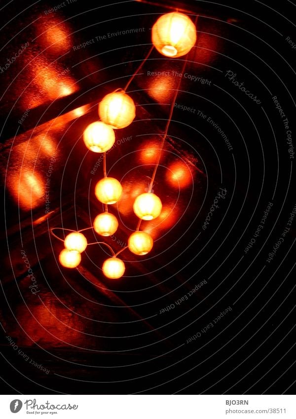 kette ’2 Lichterkette schwarz dunkel Hochformat Langzeitbelichtung orange Kette hell Innenaufnahme