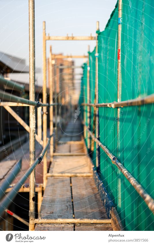 Kunst am Bau | Gangway Gerüst Baustelle Baugerüst Menschenleer Außenaufnahme Übergang Gebäude Renovieren Farbfoto Architektur Arbeit & Erwerbstätigkeit Sanieren