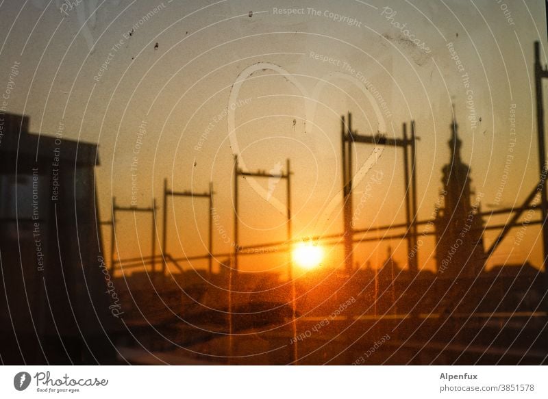 Ein Herz für Fensterputzer | Kunst am Bau Sonnenuntergang Sonnenuntergangsstimmung Gerüst Baustelle Baugerüst Menschenleer Sanieren Architektur Liebe Renovieren