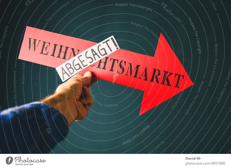 Corona und Weihnachten - Pfeil Weihnachtsmarkt abgesagt Schild verbot pandemie fällt aus Einschränkung Pandemie Coronavirus Veranstaltung