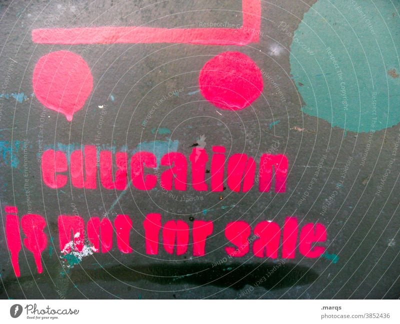 education is not for sale Bildung Graffiti Schriftzeichen Beruf Bewerbung Perspektive Zukunft Kommerz Grundrechte Karriere Nahaufnahme Studium Berufsausbildung