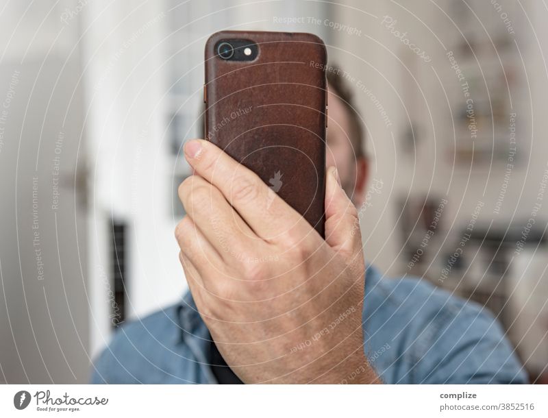 Selfie nr. 1290266821207 Innenaufnahme Farbfoto Medien Tippen Telefongespräch Kommunizieren Homepage senden Internet Information SMS Handy Haus Finger