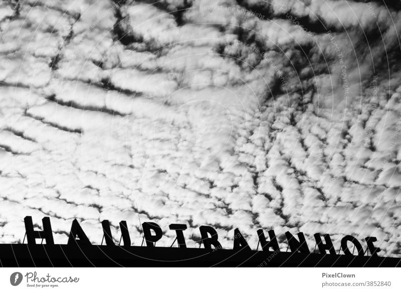 Am Kölner Hauptbahnhof Bahnhof Architektur Stadt Eisenbahn Licht Verkehr Hauptbahnhof, Himmel, Wolken