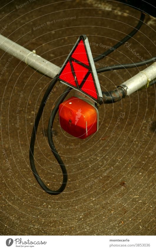 unerlaubtes herumhängen von einem kabel am ende eines bootsanhänger Anhänger Mobilität Blech Verkehrsmittel trashig Trash Menschenleer Außenaufnahme rostig alt