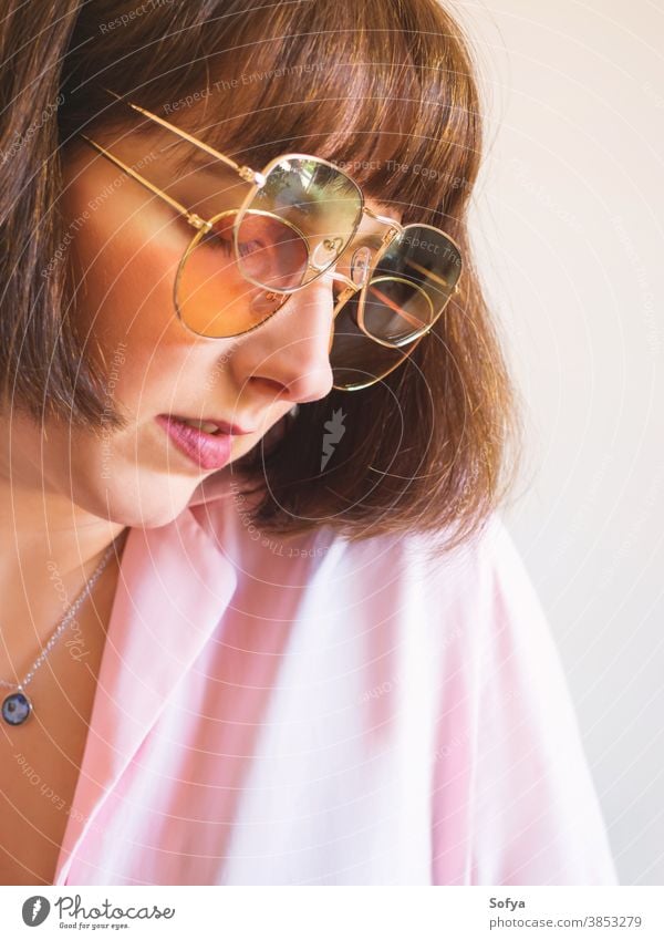 Junge Frau in rosa Hemd mit Sonnenbrille jung Mode Accessoire Herbst Frühling durchsichtig retro altehrwürdig Mädchen brünett Gesicht Lächeln Spaß lustig Dame