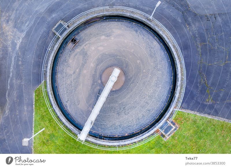 eine Kläranlage von oben Abwasser Klärwerk kleine Kläranlage schmutziges Wasser leere Kläranlage dreckig Sauberkeit Abfall Scheiß Toilette Pissoir Urin