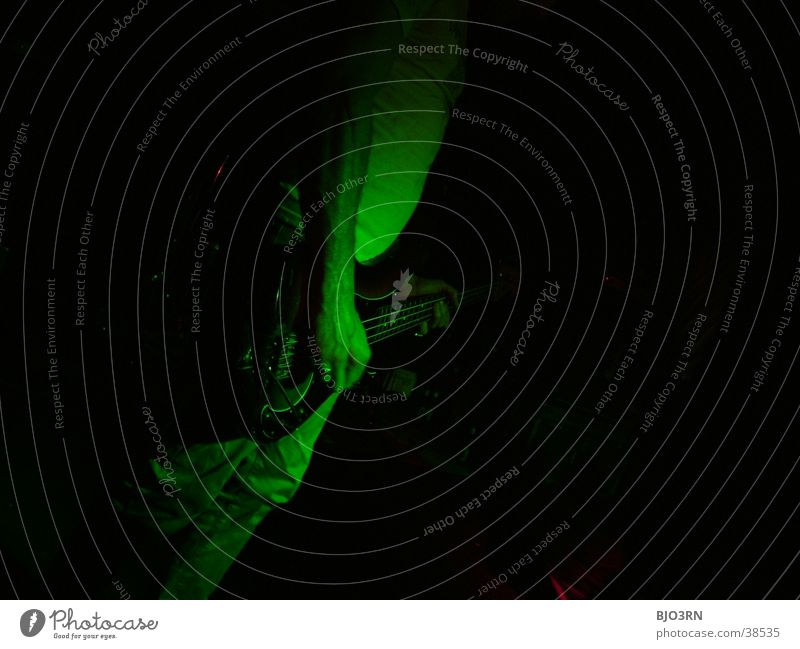 Hulk am Bass dunkel grün Elektrobass Konzert Show Bühne Musik Gitarre soundcheck Schnur guitar