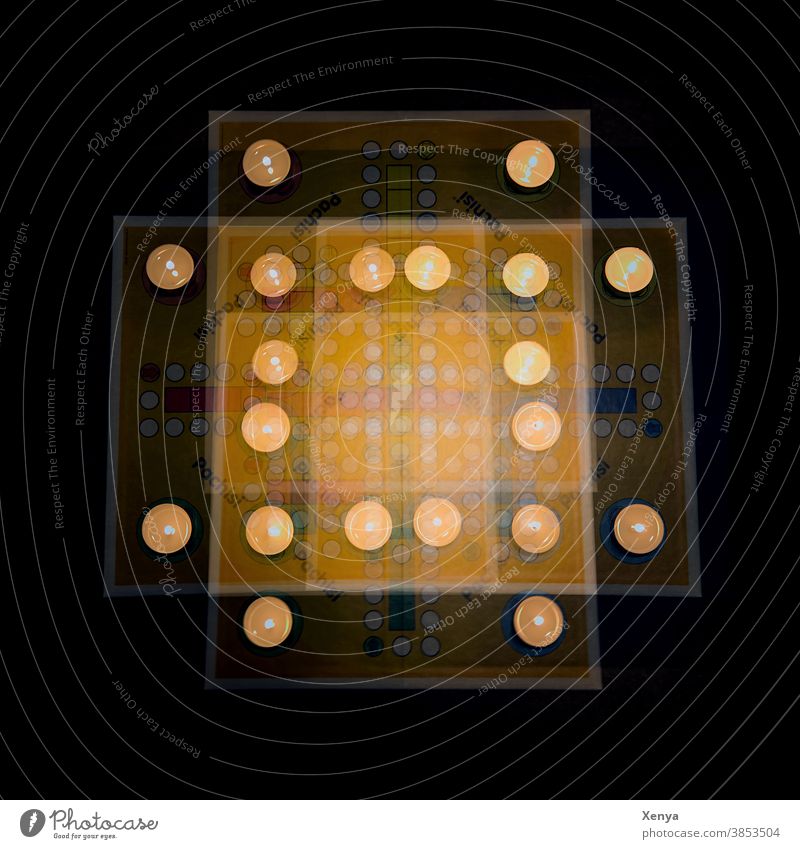 Spiel mit dem Feuer Kerzen Kerzenschein Mensch ärger dich nicht Teelichter Mehrbelichtung Licht Innenaufnahme spielen rund Freizeit & Hobby gelb schwarz
