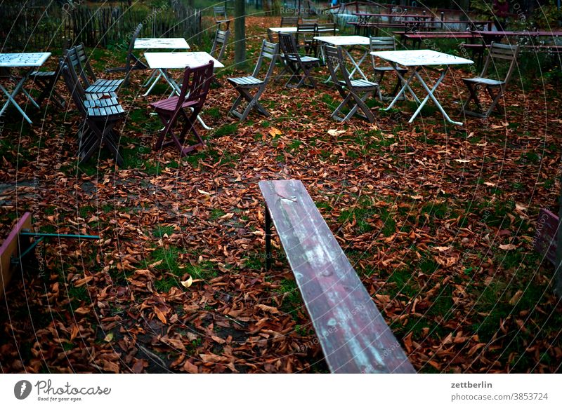 Biergarten im November bank biergarten corona gastronomie geschlossen herbst herbstlaub klappstuhl klapptisch krise laubfärbung melancholie november oktober