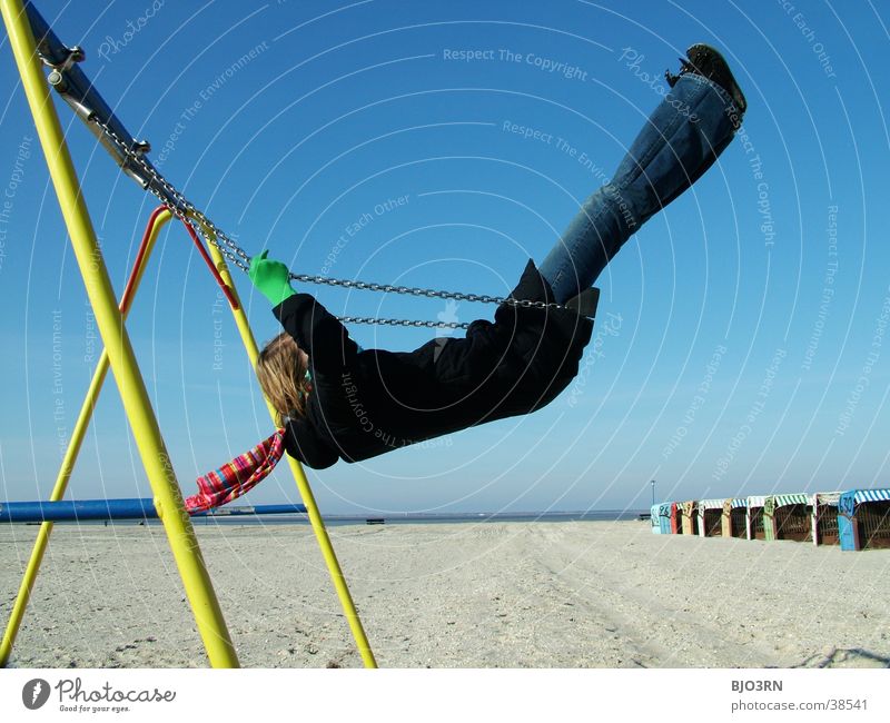 Strandvergnügen Schaukel Mädchen Frau gelb Meer See Ferien & Urlaub & Reisen Strandkorb Mensch Himmel blau Freude fun Sand