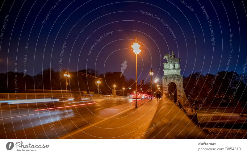 Langzeitbelichtung der Wittelsbacherbrücke, München,  bei Nacht Straße draußen Stadt Licht Abend Nachtleben Bäume PKW Mobilität Personenverkehr Schinen