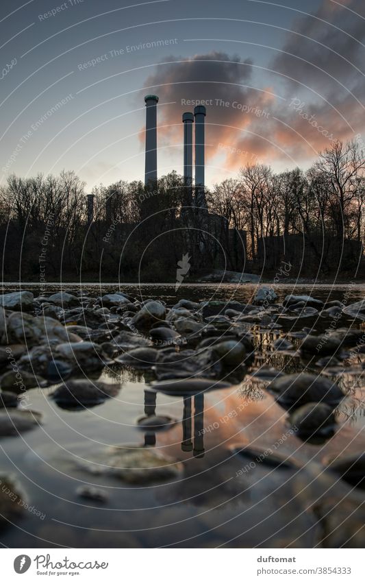 Spiegelung eines Kraftwerks auf Steinboden bei Dämmerung Seeufer Wasseroberfläche Reflektion Reflexion & Spiegelung draußen Ufer Heizkraftwerk Steine Türme