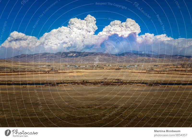 Dicke Rauchwolken über den Rocky Mountains in Colorado durch die Waldbrände in Cameron cameron cameron-wildbrände Gefahr verbrannt Baum Lauffeuer Schaden Gipfel