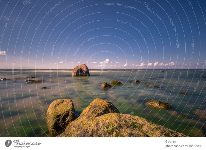 Größe Felsen im Wasser, Ostsee mit Wolken am Horizont Steine Himmel Travel reisen Erholung Urlaub Stimmung Langzeitbelichtung grün blau braun Küste Landschaft