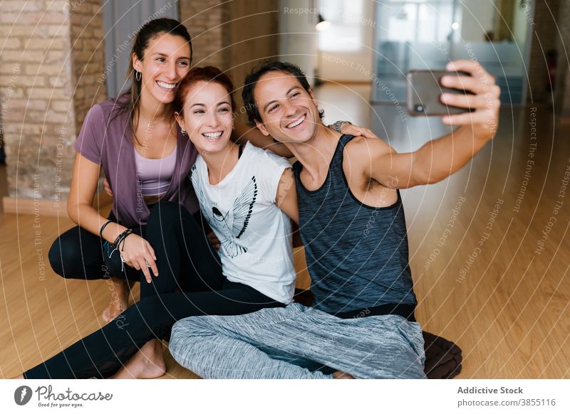 Menschen nehmen Selfie während Yoga-Lektion Mann Frauen Zusammensein Atelier Lächeln Smartphone Umarmung Pause Menschengruppe Glück heiter sich[Akk] entspannen