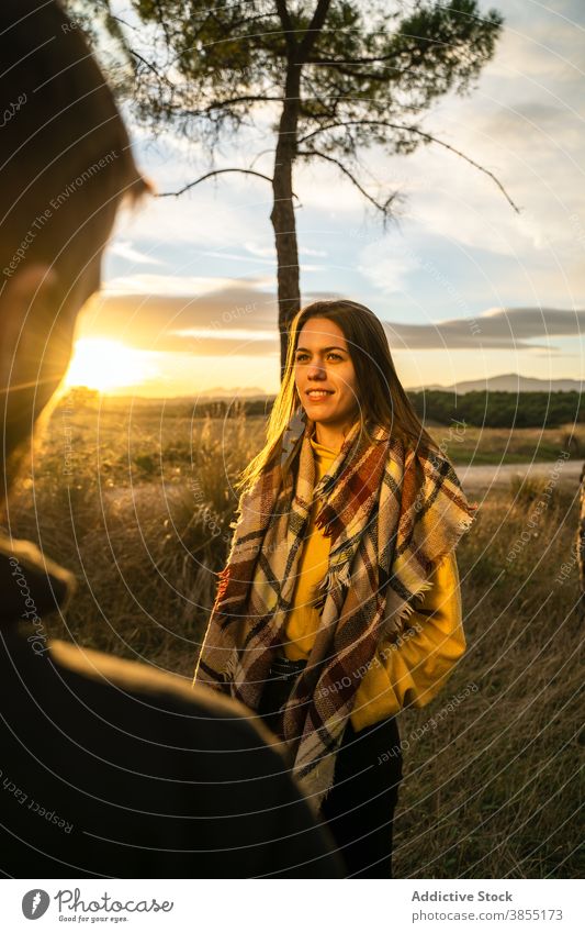 Paar entspannt im Feld bei Sonnenuntergang Landschaft genießen Herbst Natur Zusammensein sich[Akk] entspannen erstaunlich Wiese trocknen Partnerschaft