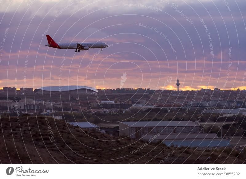 Flugzeug fliegen über Stadt bei Sonnenuntergang Stadtbild Fliege Großstadt Fluggerät Ebene Himmel Dämmerung Madrid Spanien Abend Abenddämmerung Freiheit