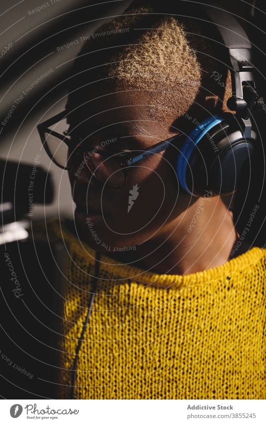 Positive Radiomoderatorin im Studio Ausstrahlung Station Frau sprechen Mikrofon auf Sendung Wirt Freude ethnisch schwarz Afroamerikaner reden live Atelier