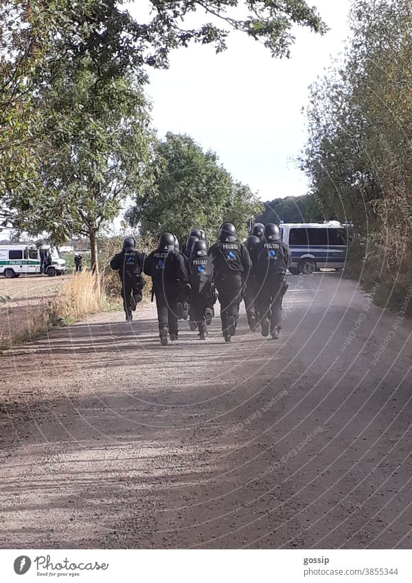 Außenaufnahme Polizeieinsatz Polizeistaffel Staat Politik Hambacher Forst Demonstration Protest protestieren Polizeischutz Laufschritt Hundertschaft