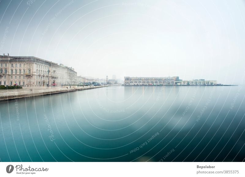 Blick auf die historischen Gebäude von Triest mit Blick auf das Meer an einem Regentag Italien Wetter Melancholie MEER reisen leer niemand Mond- Atmosphäre