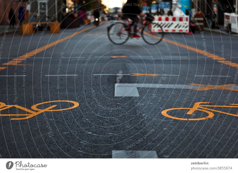 Fahrrad in der Fußgängerzone Friedrichstraße, Berlin asphalt ecke fahrbahnmarkierung fahrradweg hinweis kante kurve linie links navi navigation orientierung