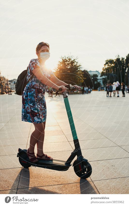 Junge Frau auf einem Elektroroller im Stadtzentrum aktiv authentisch offen Zentrum Großstadt Mitteilung Zeitgenosse Laufwerk fahren E-Roller Öko ökologisch