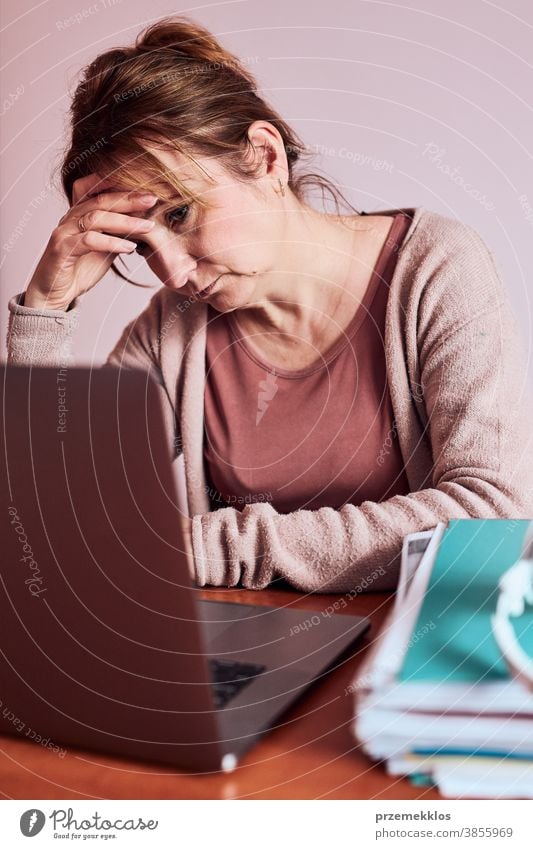 Frau konzentrierte sich auf ihre harte Arbeit und erledigte ihre Arbeit ferngesteuert mit einem Laptop von zu Hause aus Ordner Anruf Talkrunde Klasse Klassen