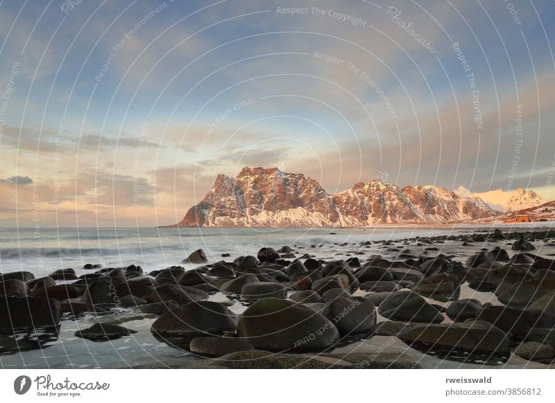 Strand von Utakleiv - Blick nach Osten zu den Bergen, die den Steinsfjorden N.shore säumen. Vestvagoya-Nordlandfylke-Norwegen. 0192 Sandstrand Bauernhof Weiler