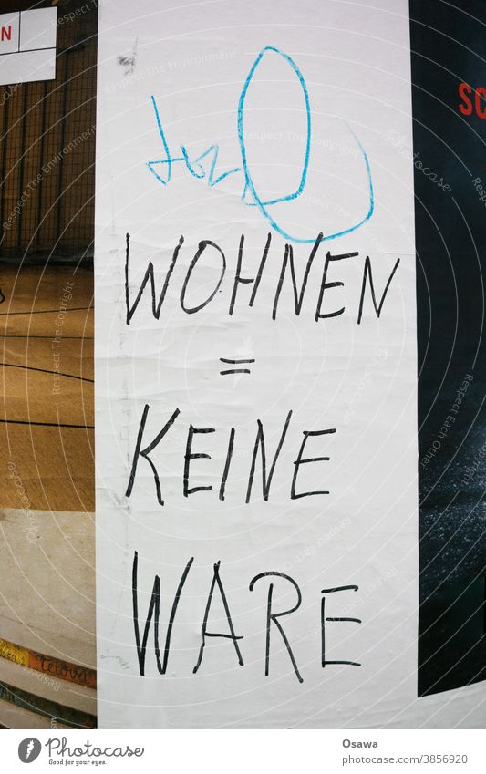 WOHNEN = KEINE WARE Botschaft Slogan Wahlspruch wohnen Ware Kapitalismus kapitalismuskritik Immobilienmarkt Immobilienkrise Miete Mietwucher Gier