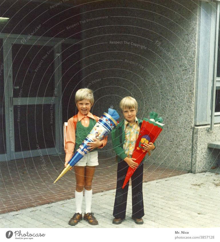 1. Schultag Schule Schultüte Einschulung Bildung Kindheit Schulkind stehen nostalgie damals schulanfang schulbeginn aufgeregt Angst Vorfreude Glück Freude