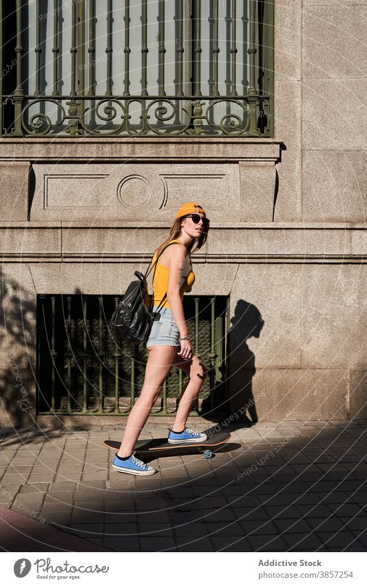 Junge Hipster weibliche Skater auf Stadt Straße Frau Teenager Skateboard urban trendy Mitfahrgelegenheit Sommer Großstadt Stil Lifestyle modern Zeitgenosse jung