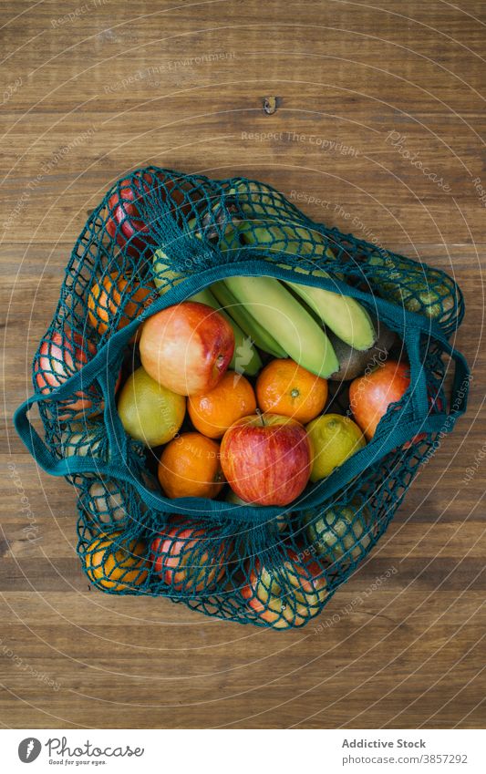 Verschiedene Früchte in umweltfreundlichen Beuteln Baumwolle Tasche Frucht Öko Sack sortiert keine Verschwendung Konzept gesunde Ernährung frisch hölzern Tisch