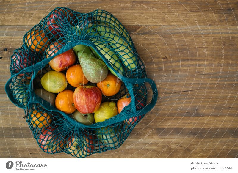 Verschiedene Früchte in umweltfreundlichen Beuteln Baumwolle Tasche Frucht Öko Sack sortiert keine Verschwendung Konzept gesunde Ernährung frisch hölzern Tisch