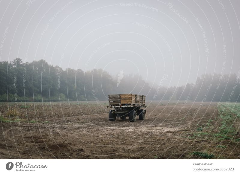 Acker im Morgennebel mit landwirtschaftlichem Anhänger Nebel Landwirtschaft Gras Morgendämmerung Natur Landschaft Herbst kühl Feld braun