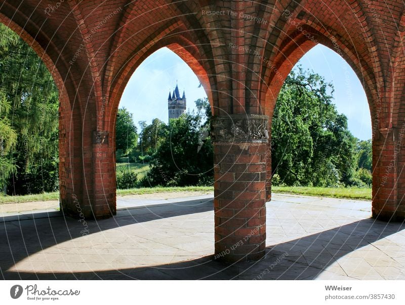 In diesem Park gibt es viele historische Bauwerke Babelsberg Ausblick Laube Gerichtslaube Turm Flatowturm Bäume grün Sommer Durchblick warm wandern spazieren