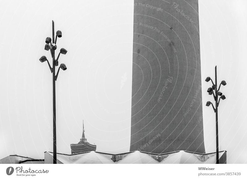 Ein kalter Wintertag mit Schnee am Alexanderplatz Berlin Fernsehturm Laternen Beleuchtung Rathaus Mitte Dach Architektur grau Berliner Fernsehturm Wahrzeichen