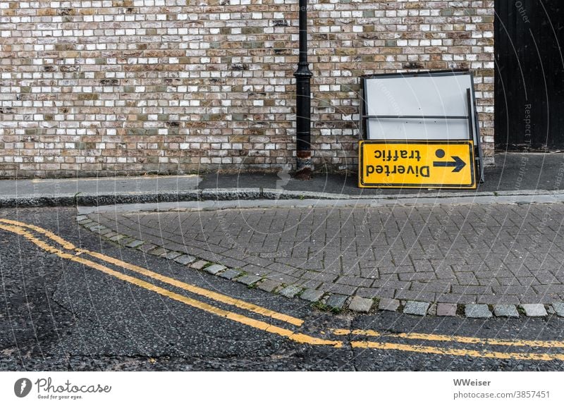 Vielleicht stimmt die Richtung nicht ganz Hinweis Schild Verkehr traffic Diverted traffic Pfeil umgedreht verwirrend irreführend auf dem Kopf Straße London