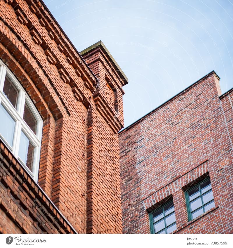 zwei farben: rot. Fassade Fenster Himmel Backstein Backsteinwand Gemäuer alt Wand Mauer Außenaufnahme Strukturen & Formen Bauwerk Backsteinfassade Muster